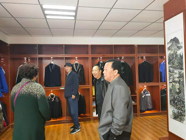 甘肅省文史館原館長(zhǎng)劉醒初、 隴南市政協(xié)原副主席張俊蘭一行到蘭州耐特服飾有限公司隴南生產(chǎn)基地參觀(guān)